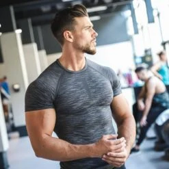 CAMISETA MANGA CORTA CROSS TRAINING MUSCULACIÓN HOMBRE COMPRESIÓN GRIS 12 CAMISETA MANGA CORTA CROSS TRAINING MUSCULACIÓN HOMBRE COMPRESIÓN GRIS -Fitness Tienda camiseta manga corta cross training musculacion hombre compresion gris 4